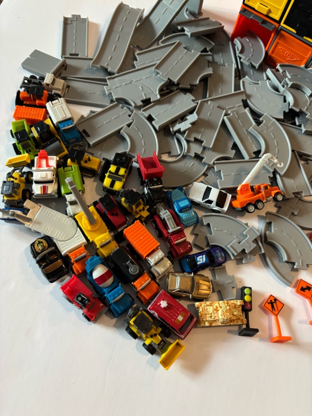 Driven Micro Series Truck Tracks Sign Garage Kids Road Vehicle Playset - Picture 2 of 3
